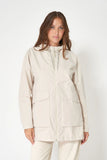 BATELA. CHAQUETA LIGERA 100% IMPERMEABLE. C-3158 ( COLOR IVORY)