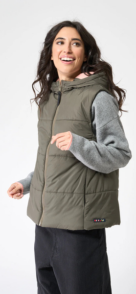 BATELA. CHALECO ACOLCHADO LIGERO CON CAPUCHA. VERDE